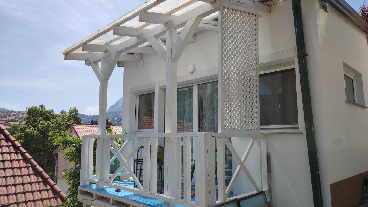 Gate